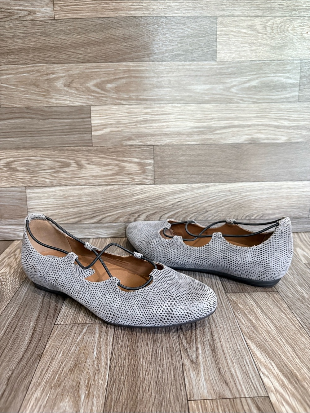 Earthies Essen Gray Leather Ballet Flats Slip On Shoes Elastic Straps Sz 8